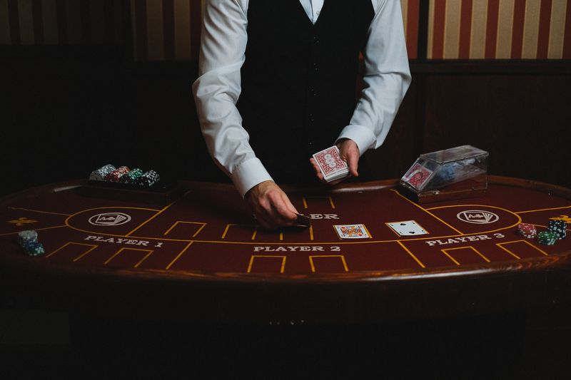 Dealer live casino membagikan kartu