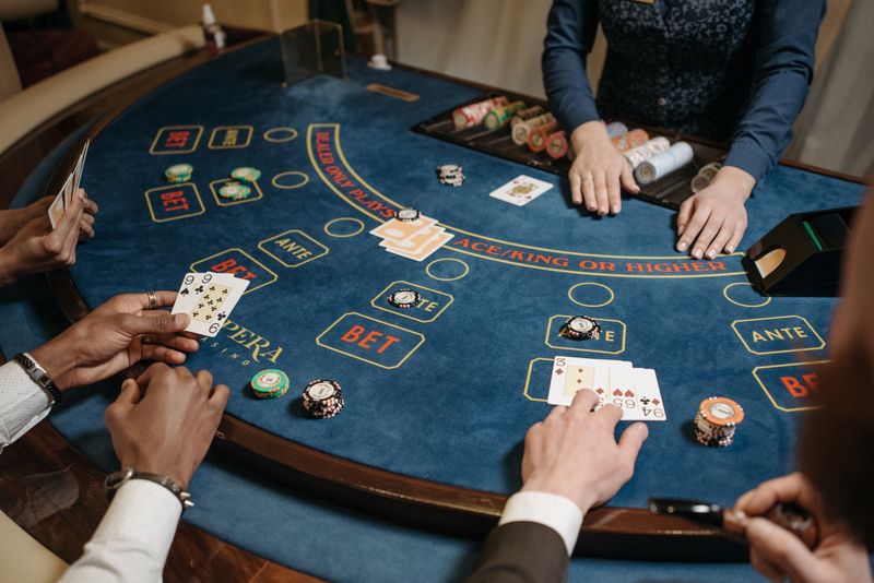 Permainan poker dengan kartu dan chip